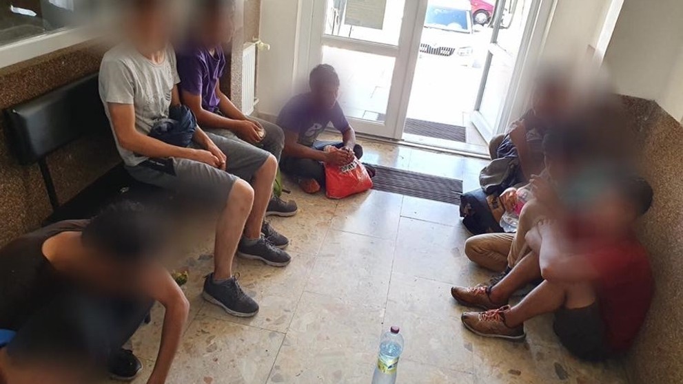 Polícia našla ilegálnych imigrantov pod vlakovým vozňom.