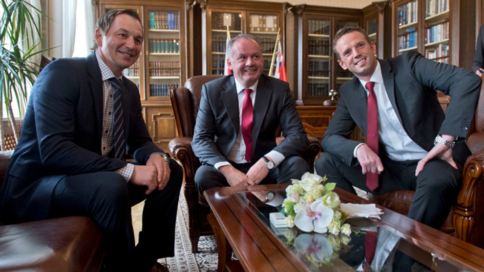 Bývalí reprezentanti Peter Bondra a Richard Lintner s prezdientom Andrejom Kiskom.