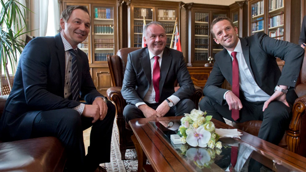Bývalí reprezentanti Peter Bondra a Richard Lintner s prezdientom Andrejom Kiskom.
