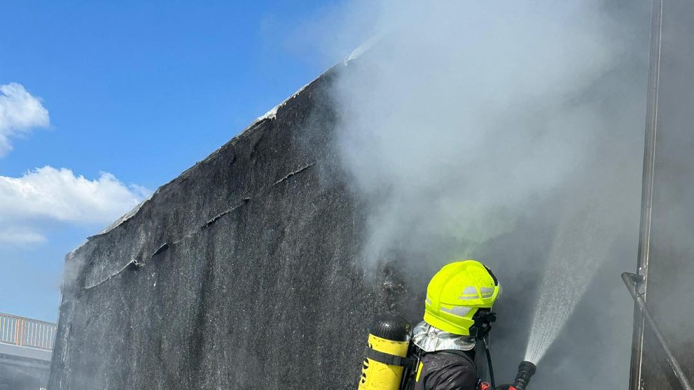 Požiar nákladného auta na D4