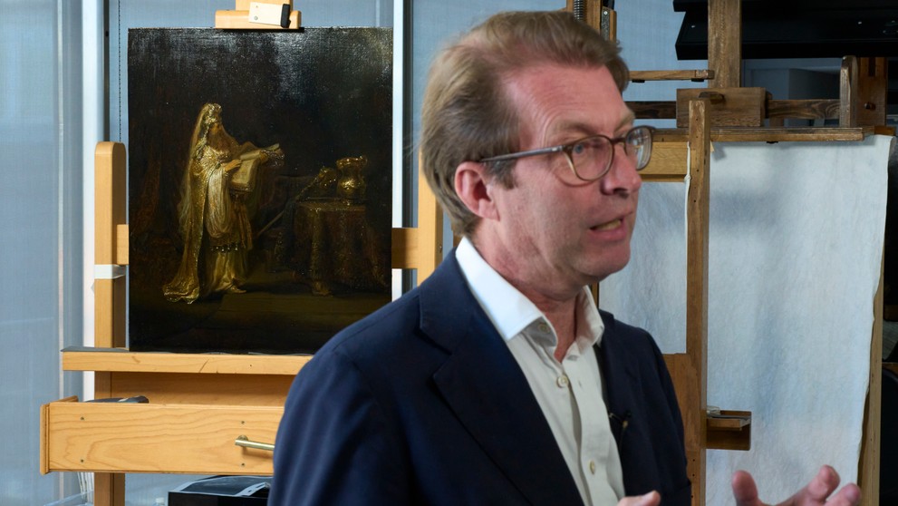 Na snímke riaditeľ múzea Rijksmuseum Taco Dibbits hovorí o doteraz neznámom obraze, ktorý bol namaľovaný Rembrandtom van Rijnom v roku 1633.