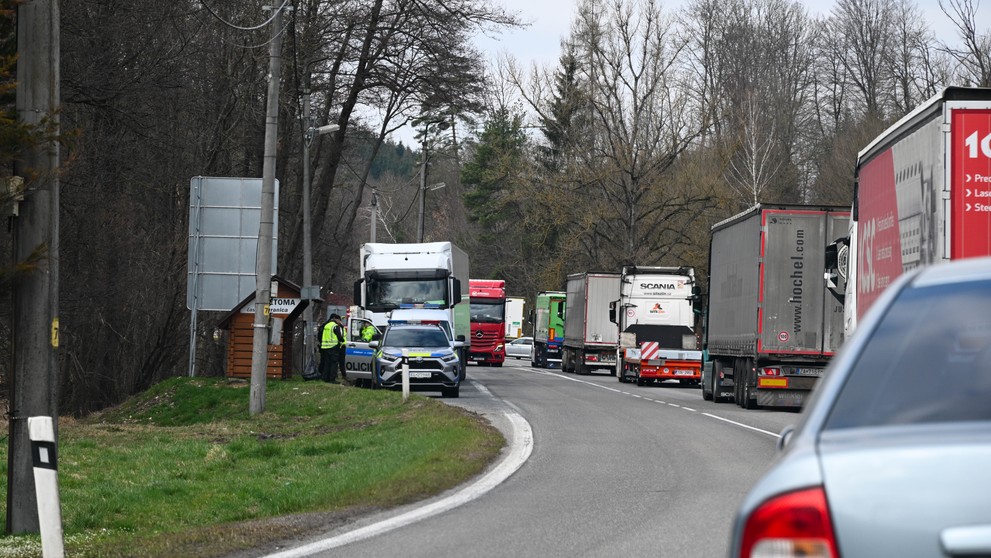 Policajti pre slintačku a krívačku zastavujú vozidlá na hraničných priechodoch