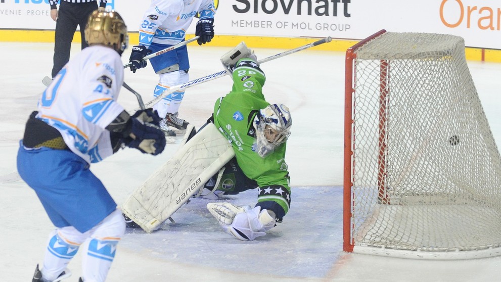 Jakub Ručkay (vľavo) z tímu Ľuboša Bartečka (Tipsport) strieľa gól brankárovi Patrikovi Rybárovi z tímu Róberta Petrovického (Šk