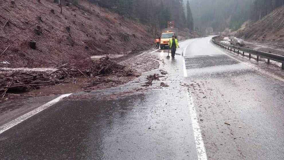 Pod Donovalmi sa zosunul svah.