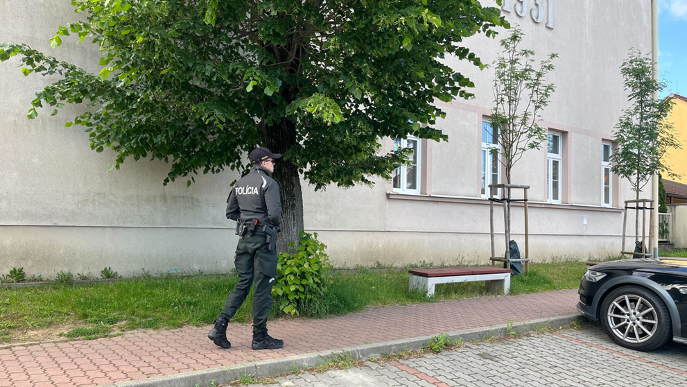 Policajt hliadkuje pred jednou zo základných škôl.