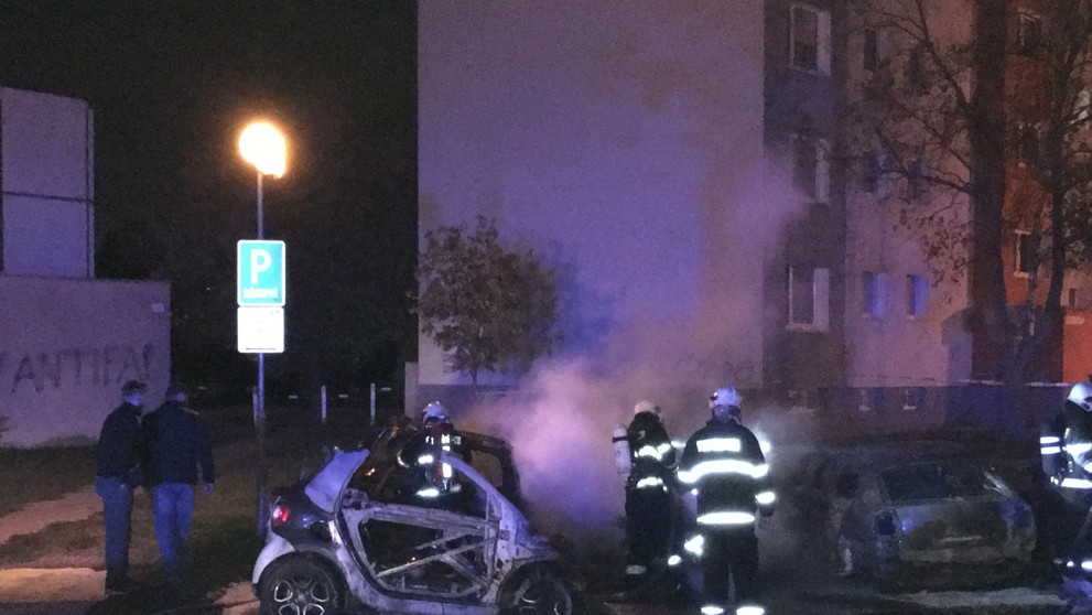 V Podunajských Biskupiciach zhorelo päť áut.