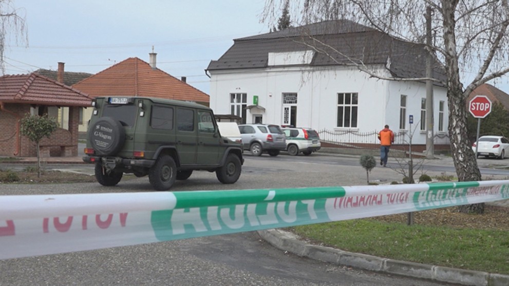 Pohľad na vybuchnutý bankomat v obci Okoč.