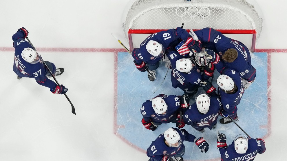 Americkí hráči po prehre so Slovenskom vo štvrťfinále ZOH 2022.