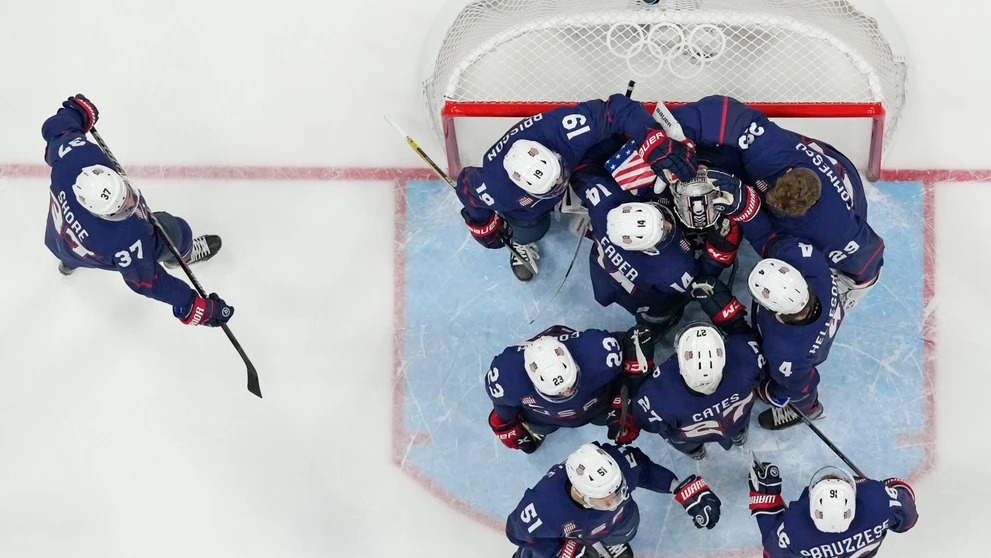 Americkí hráči po prehre so Slovenskom vo štvrťfinále ZOH 2022.