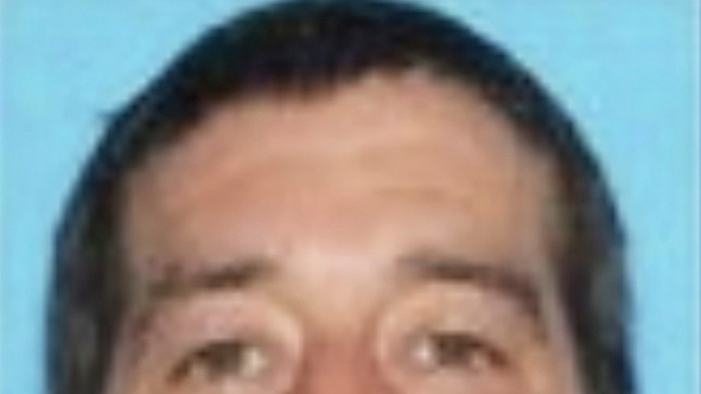 Podozrivý Robert Card, ktorý je po streľbe na úteku. 