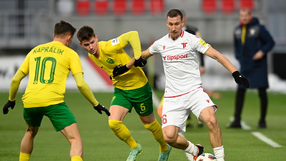 Zľava Adrián Kaprálik, Miroslav Gono (obaja MŠK Žilina) a Juha Pirinen (AS Trenčín) v zápase 18. kola Fortuna ligy.