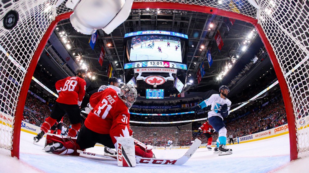 Tomáš Tatar (Tím Európa) strieľa gól, uprostred prekonaný kanadský brankár Carey Price.