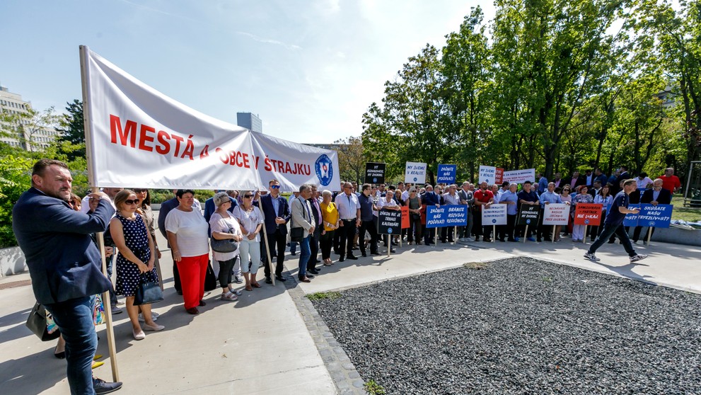 Protest Združenia miest a obcí Slovenska pred Úradom vlády SR