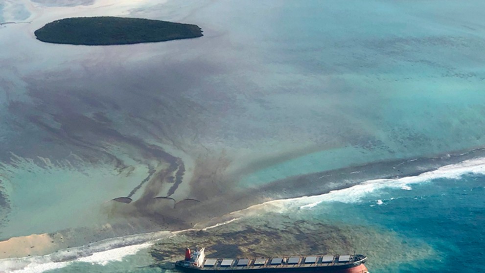 Únik ropných látok z lode MV Wakashio plaviacej sa pod panamskou vlajkou pri pobreží ostrova Maurícius. (7. augusta 2020)