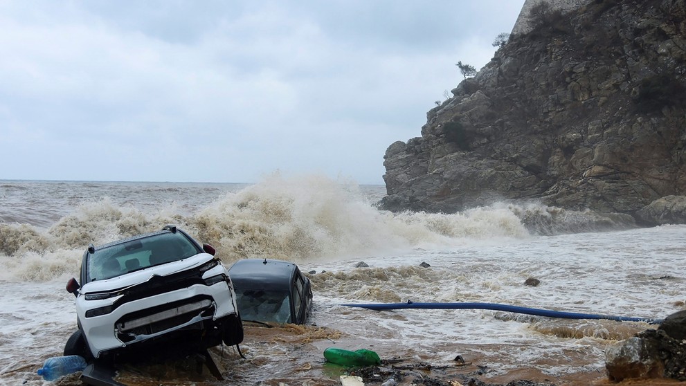 Na Kréte spláchla veľká voda autá až do mora.