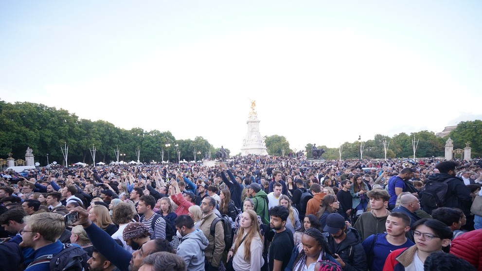 Davy ľudí pred Buckinghamským palácom.
