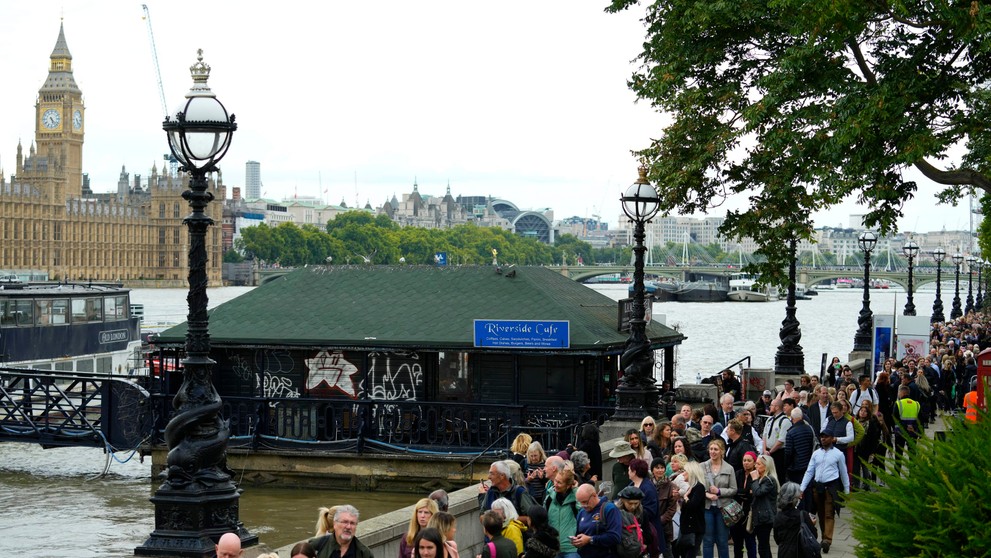 Briti sa lúčia s kráľovnou.