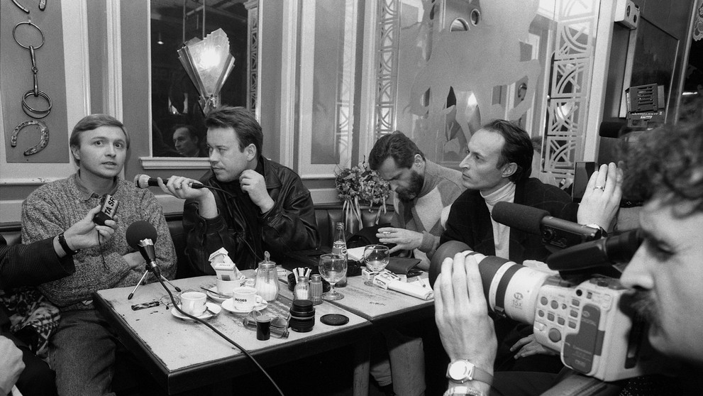 Na archívnej snímke z 5. októbra 1995 tlačová konferencia Michala Kováča ml. v hoteli Astron vo Viedni.