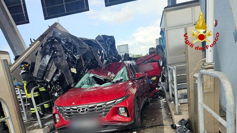 Auto narazilo do mýtnej brány.