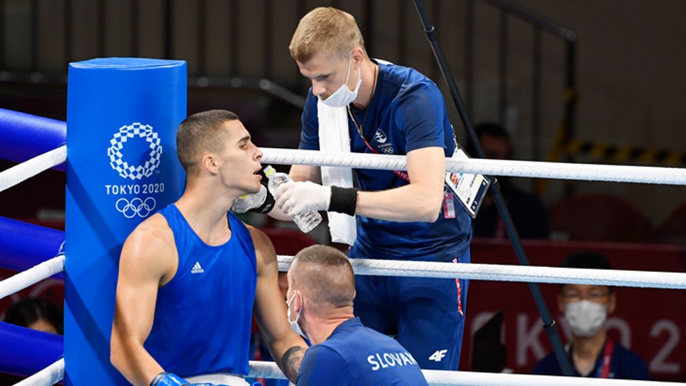 Boxer Andrej Csemez s trénerom Tomim Kid Kovácsom na OH v Tokiu.
