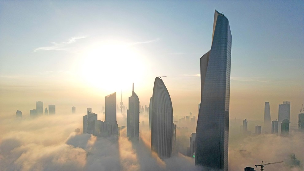 Metropolu Kuvajtu zahalila hustá hmla.