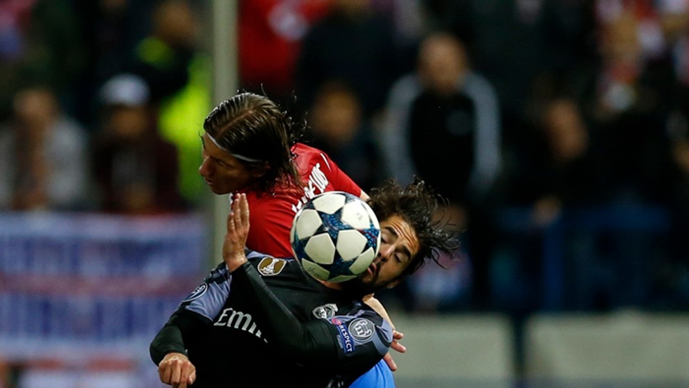 Vpravo hráč Atletico Filipe Luis v súboji s hráčom Realu Iscom.