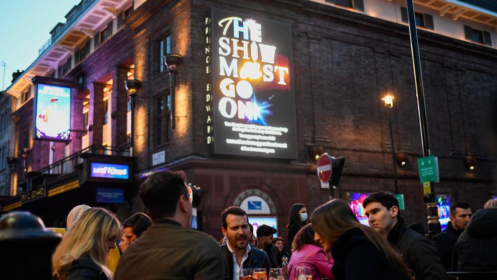 Briti si užívajú posedenie s kamarátmi.