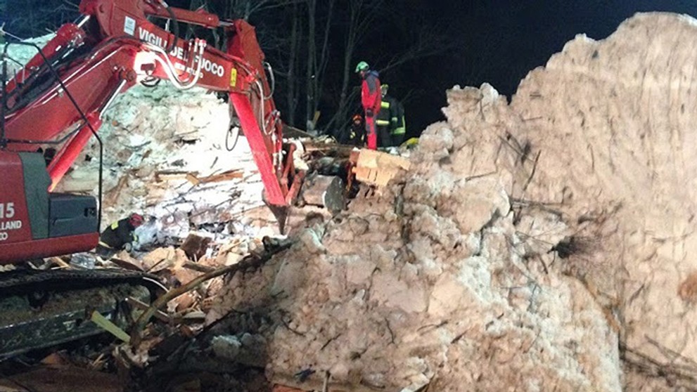 V hoteli zasypanom lavínou našli zvyšné obete.