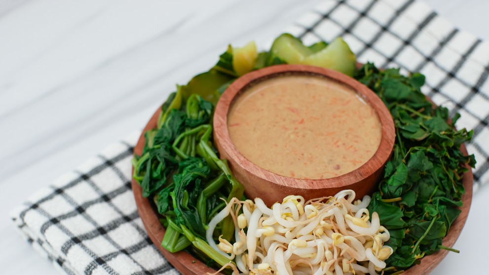 Šalát pecel sayur.