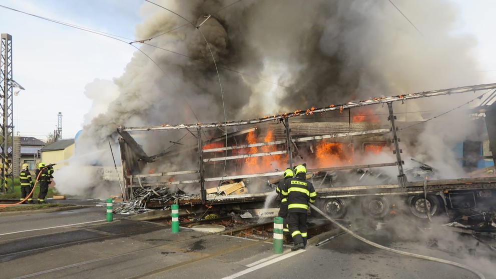 Zrážka vlaku s kamiónom a osobným autom