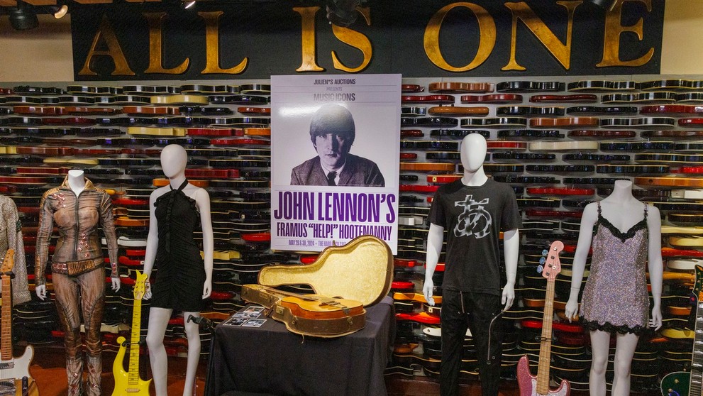 Lennonovu akustickú gitaru vydražili za takmer tri milióny dolárov.