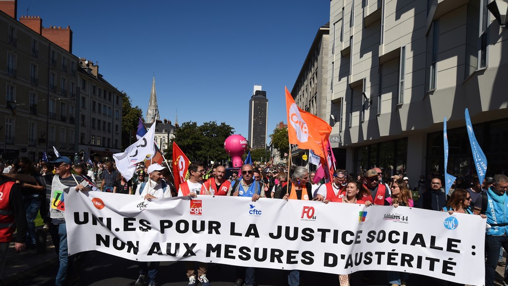 Demonštranti pochodujú počas protestu odborárov proti úsporným opatreniam vlády v meste Nantes.