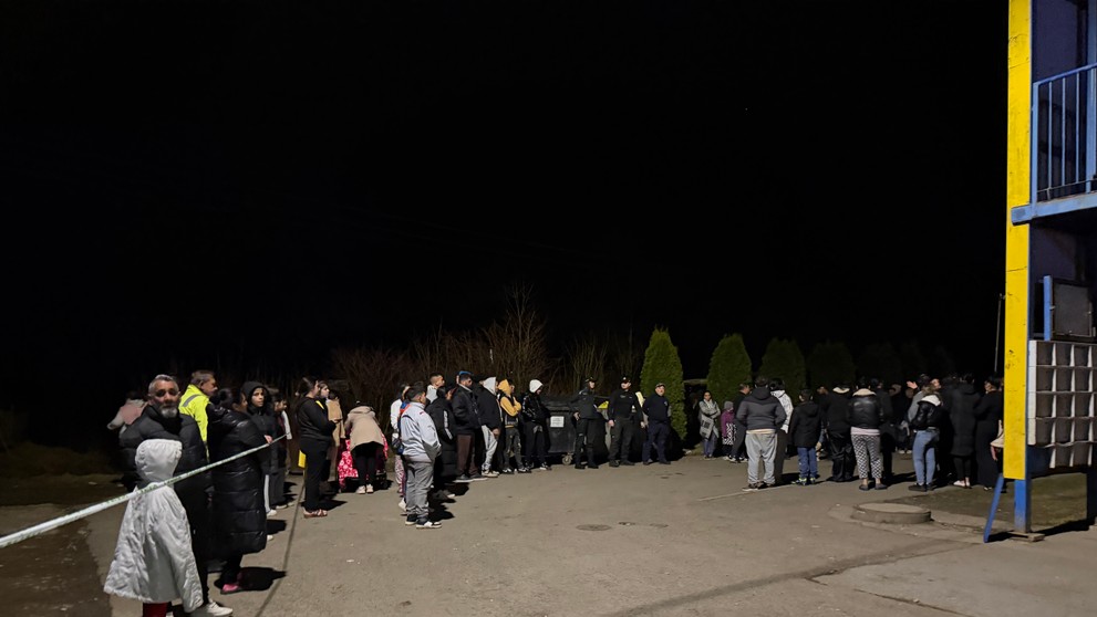 Na snímke obyvatelia bytovky stoja vonku, zatiaľčo hasiči aktuálne zasahujú pri požiari bytového domu na Festivalovej ulici vo Svidníku.