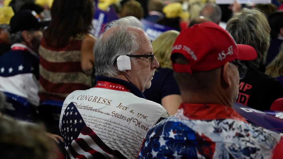 Ďalší z delegátov na zjazde s obviazaným uchom.