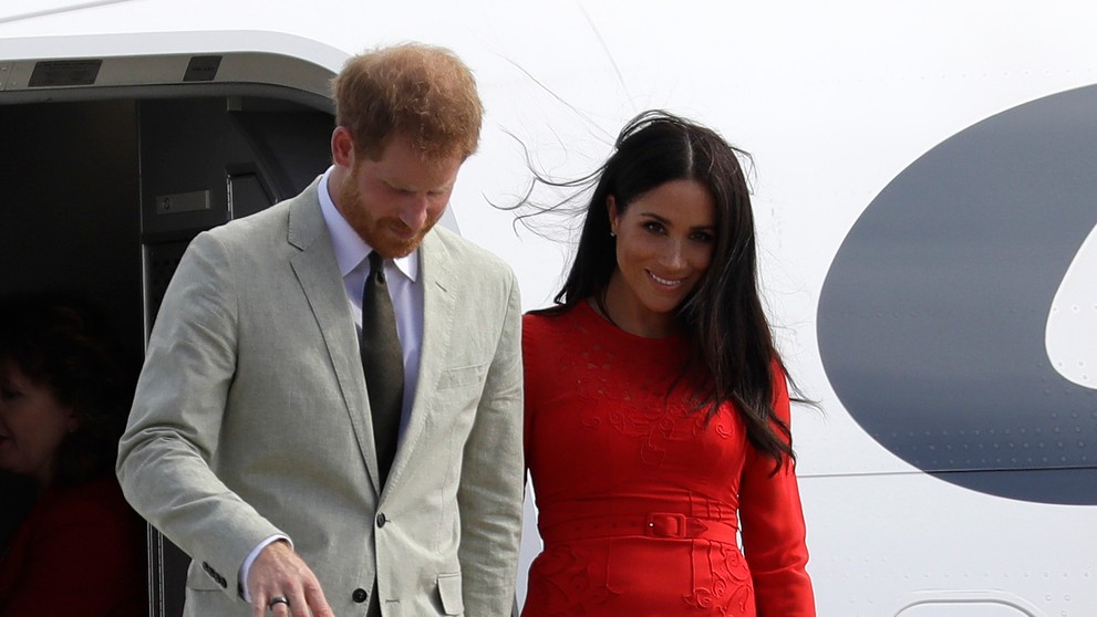 Britský kráľovský pár priletel na návštevu ostrova Tonga.