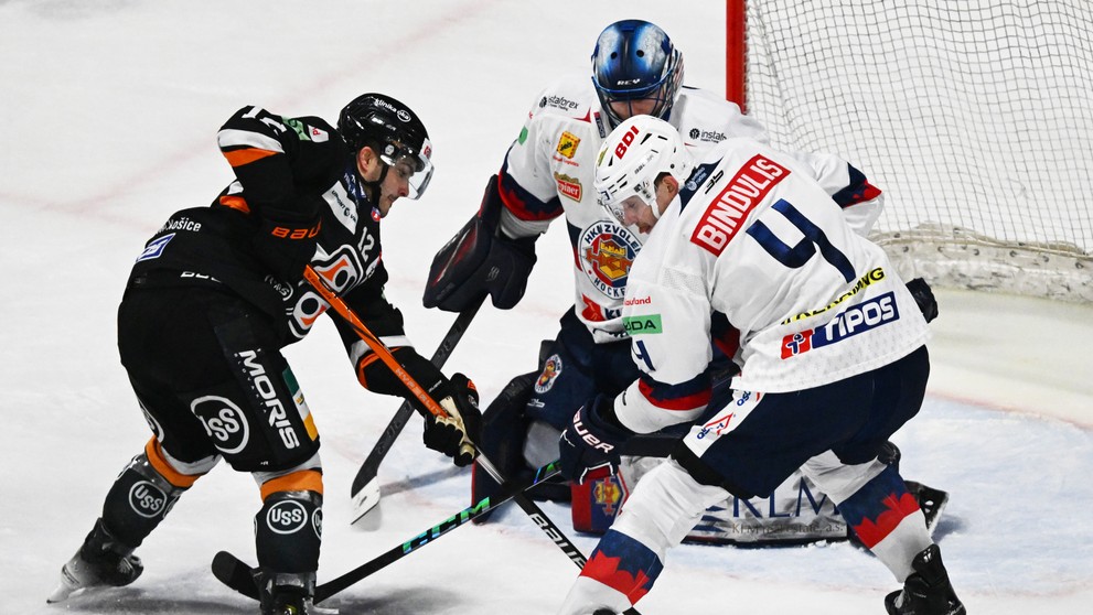 Na snímke vľavo Danick Martel (Košice), vpravo Kristofers Bindulis (Zvolen).