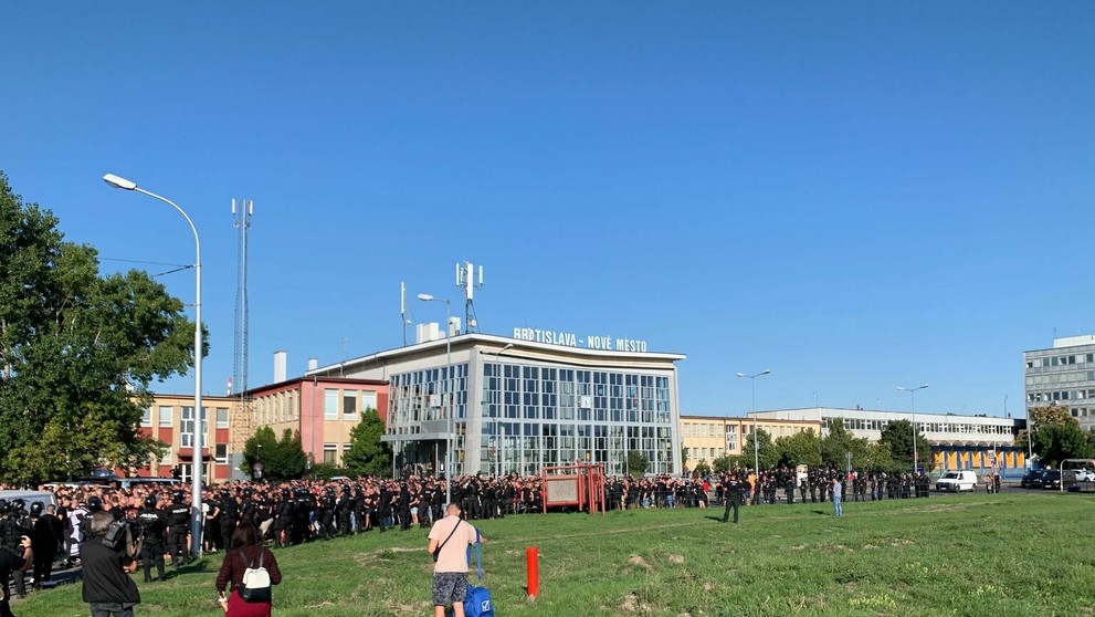 Fanúšikovia Trnavy v Bratislave.