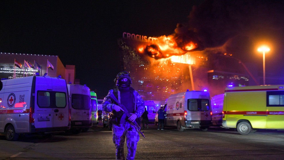 Policajt v blízkosti horiacej Crocus City Hall.