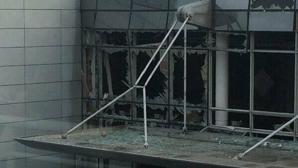 Pohľad na vybité okná na bruselskom letisku Zaventem po výbuchu.