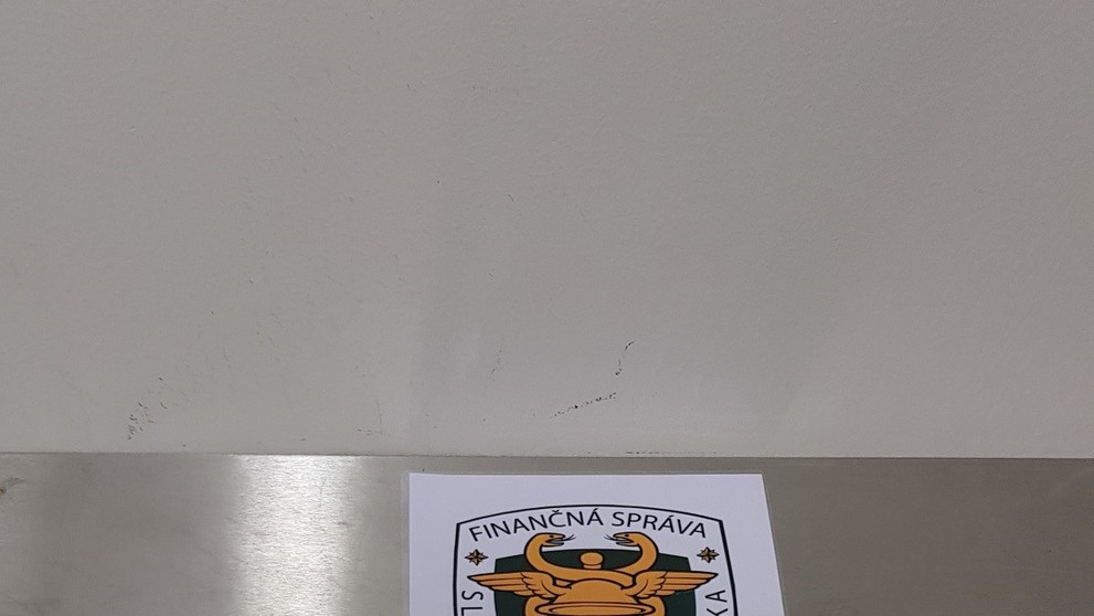 Veci zadržané na letisku v Bratislave.