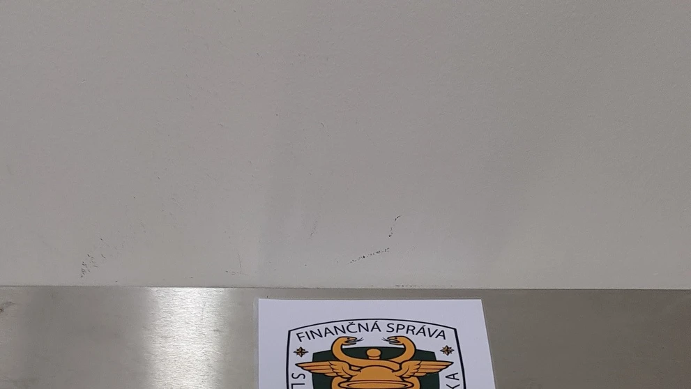 Veci zadržané na letisku v Bratislave.