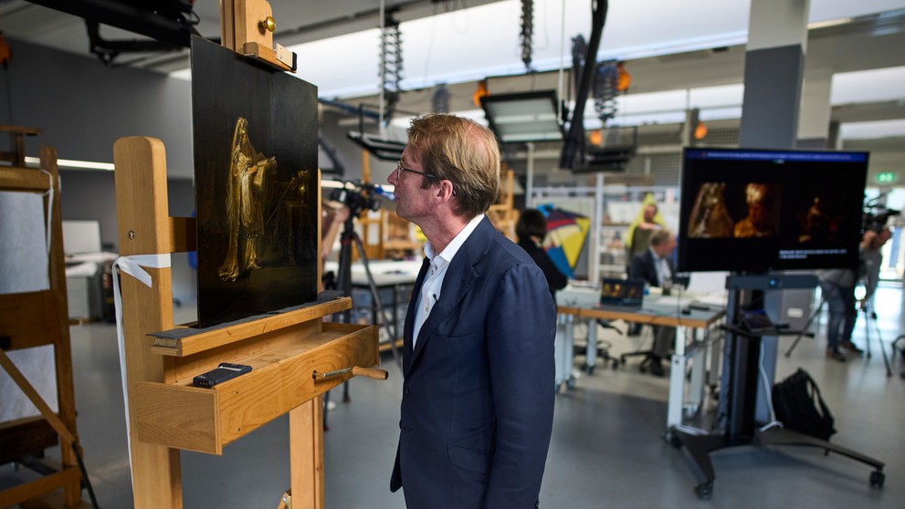 Na snímke riaditeľ múzea Rijksmuseum Taco Dibbits sa pozerá na doteraz neznámy obraz, ktorý bol namaľovaný Rembrandtom van Rijnom v roku 1633.