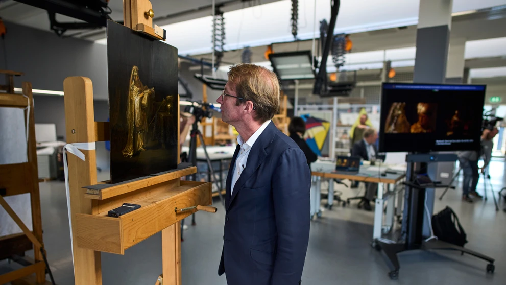 Na snímke riaditeľ múzea Rijksmuseum Taco Dibbits sa pozerá na doteraz neznámy obraz, ktorý bol namaľovaný Rembrandtom van Rijnom v roku 1633.