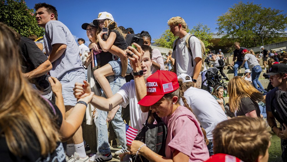 Zastrelili slávneho konzervatívneho aktivistu Charlieho Kirka