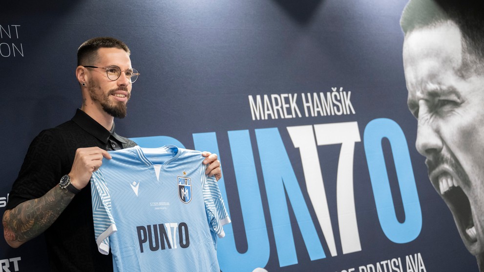 Na snímke bývalý slovenský futbalista Marek Hamšík pózuje s dresom.