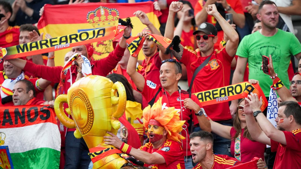 Španielski fanúšikovia oslavujú víťazstvo svojho tímu.