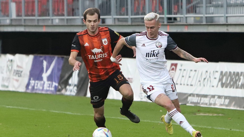 Zľava Štefan Gerec (Ružomberok) a Samuel Ďatko (Podbrezová) počas zápasu Fortuna ligy.