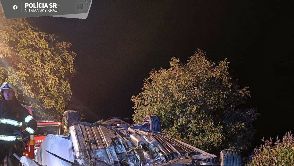 Vážna nehoda medzi Komjaticami a Šuranmi, zomrel 25-ročný muž.