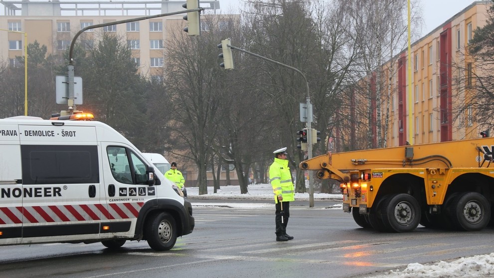 Konvoj s demolačným strojom, ktorý zbúral bytovku v Prešove.