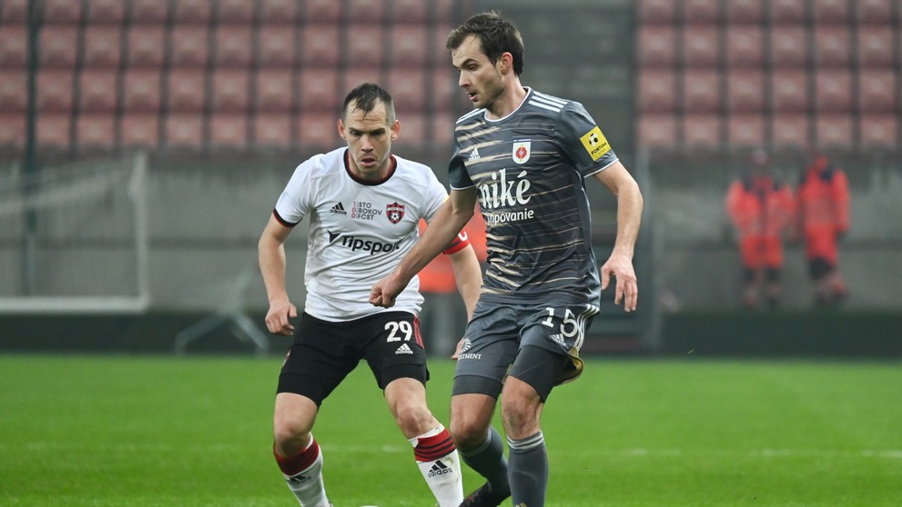 Na snímke vľavo kapitán Spartaka Martin Mikovič a hráč Ružomberka Štefan Gerec.
